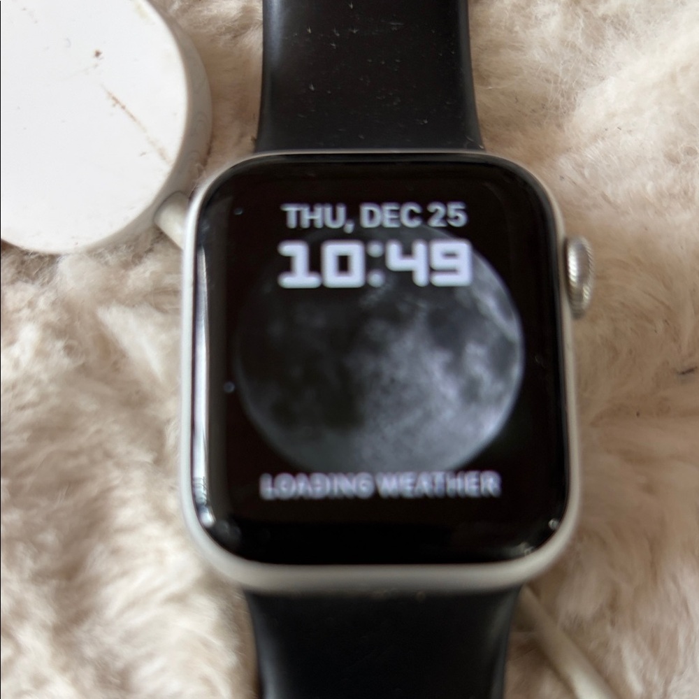 Apple Smartwatch with Black Band and Silver Case series 6 - Picture 3 of 3